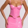 Cassandra vinylkorsett-crop-top med bygel i rosa Cassandra vinylkorsett-crop-top med bygel i rosa