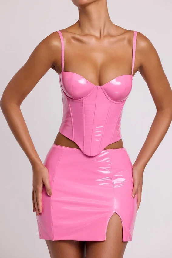 Cassandra vinylkorsett-crop-top med bygel i rosa Cassandra vinylkorsett-crop-top med bygel i rosa