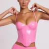 Cassandra vinylkorsett-crop-top med bygel i rosa Cassandra vinylkorsett-crop-top med bygel i rosa
