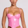 Cassandra vinylkorsett-crop-top med bygel i rosa Cassandra vinylkorsett-crop-top med bygel i rosa