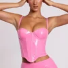 Cassandra vinylkorsett-crop-top med bygel i rosa Cassandra vinylkorsett-crop-top med bygel i rosa