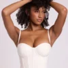 Cassandra vinylkorsett-crop-top med bygel i vitt Cassandra vinylkorsett-crop-top med bygel i vitt