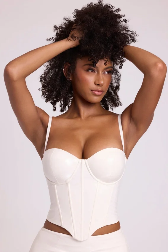 Cassandra vinylkorsett-crop-top med bygel i vitt Cassandra vinylkorsett-crop-top med bygel i vitt