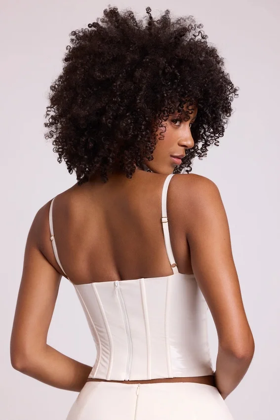 Cassandra vinylkorsett-crop-top med bygel i vitt Cassandra vinylkorsett-crop-top med bygel i vitt