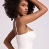 Cassandra vinylkorsett-crop-top med bygel i vitt Cassandra vinylkorsett-crop-top med bygel i vitt