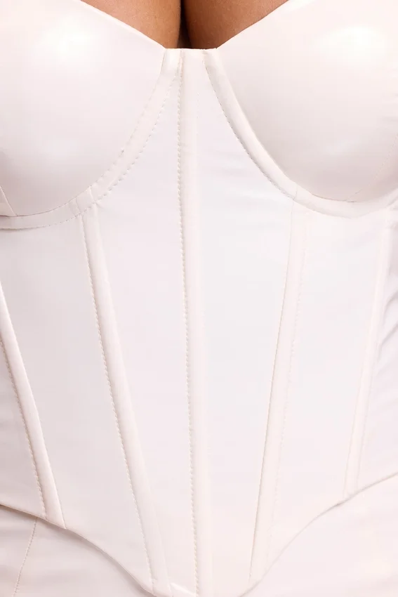 Cassandra vinylkorsett-crop-top med bygel i vitt Cassandra vinylkorsett-crop-top med bygel i vitt