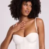 Cassandra vinylkorsett-crop-top med bygel i vitt Cassandra vinylkorsett-crop-top med bygel i vitt