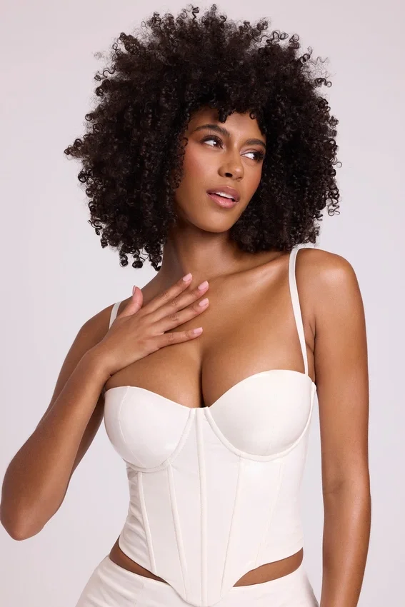 Cassandra vinylkorsett-crop-top med bygel i vitt Cassandra vinylkorsett-crop-top med bygel i vitt