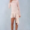 Cendria långärmad miniklänning med öppen rygg i ivory med prickmönster Cendria långärmad miniklänning med öppen rygg i ivory med prickmönster
