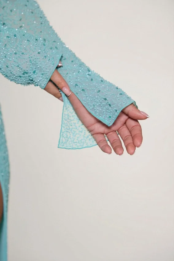 Champel Maxiklänning med dekorerad cowl-hals i Aqua Champel Maxiklänning med dekorerad cowl-hals i Aqua