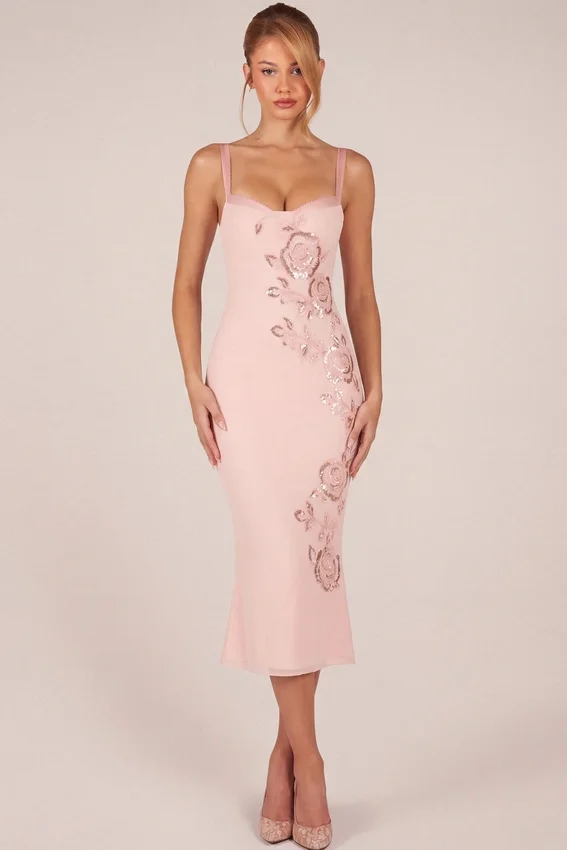 Cherelle Embellished Peekaboo Fluted-Hem Midaxi-klänning i rosa Cherelle Embellished Peekaboo Fluted-Hem Midaxi-klänning i rosa