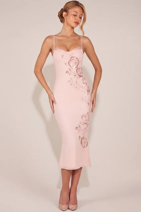 Cherelle Embellished Peekaboo Fluted-Hem Midaxi-klänning i rosa Cherelle Embellished Peekaboo Fluted-Hem Midaxi-klänning i rosa