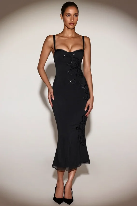 Cherelle Embellished Peekaboo Fluted-Hem Midaxi Klänning i svart Cherelle Embellished Peekaboo Fluted-Hem Midaxi Klänning i svart