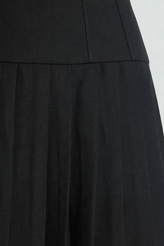 Clover borstad twill-miniklänning med droppmidja i svart Clover borstad twill-miniklänning med droppmidja i svart