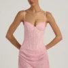 Connie halvgenomskinlig, dekorerad, draperad korsettklänning i rosa Connie halvgenomskinlig, dekorerad, draperad korsettklänning i rosa