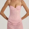 Connie halvgenomskinlig, dekorerad, draperad korsettklänning i rosa Connie halvgenomskinlig, dekorerad, draperad korsettklänning i rosa