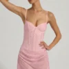 Connie halvgenomskinlig, dekorerad, draperad korsettklänning i rosa Connie halvgenomskinlig, dekorerad, draperad korsettklänning i rosa