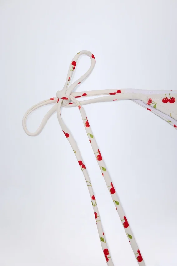Cove Side-Tie Cheeky bikinibyxor i körsbärsmönster Cove Side-Tie Cheeky bikinibyxor i körsbärsmönster