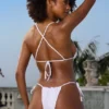 Crinkle Badkläder Triangel-bikinitopp med halterneck i vitt Crinkle Badkläder Triangel-bikinitopp med halterneck i vitt