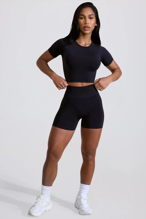 Define Luxe-shorts med hög midja i svart Define Luxe-shorts med hög midja i svart