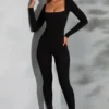 Delanie jumpsuit med fyrkantig halsringning och långa ärmar i svart Delanie jumpsuit med fyrkantig halsringning och långa ärmar i svart