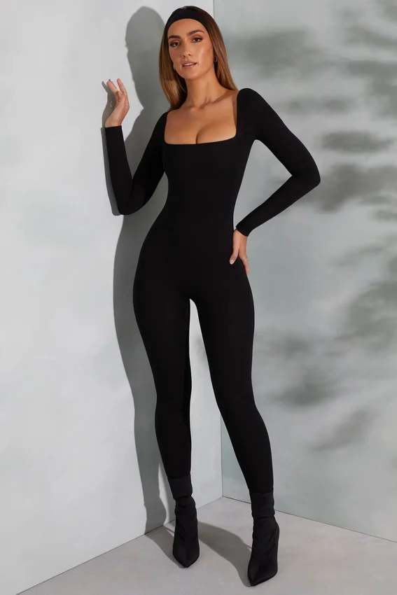 Delanie jumpsuit med fyrkantig halsringning och långa ärmar i svart Delanie jumpsuit med fyrkantig halsringning och långa ärmar i svart