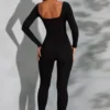 Delanie jumpsuit med fyrkantig halsringning och långa ärmar i svart Delanie jumpsuit med fyrkantig halsringning och långa ärmar i svart