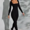 Delanie jumpsuit med fyrkantig halsringning och långa ärmar i svart Delanie jumpsuit med fyrkantig halsringning och långa ärmar i svart