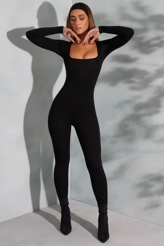 Delanie jumpsuit med fyrkantig halsringning och långa ärmar i svart Delanie jumpsuit med fyrkantig halsringning och långa ärmar i svart