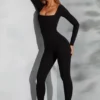 Delanie jumpsuit med fyrkantig halsringning och långa ärmar i svart Delanie jumpsuit med fyrkantig halsringning och långa ärmar i svart