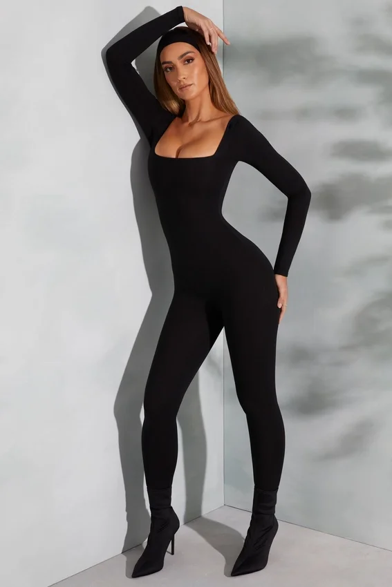 Delanie jumpsuit med fyrkantig halsringning och långa ärmar i svart Delanie jumpsuit med fyrkantig halsringning och långa ärmar i svart