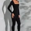 Delanie jumpsuit med fyrkantig halsringning och långa ärmar i svart Delanie jumpsuit med fyrkantig halsringning och långa ärmar i svart