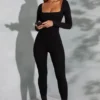 Delanie jumpsuit med fyrkantig halsringning och långa ärmar i svart Delanie jumpsuit med fyrkantig halsringning och långa ärmar i svart