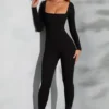 Delanie jumpsuit med fyrkantig halsringning och långa ärmar i svart Delanie jumpsuit med fyrkantig halsringning och långa ärmar i svart