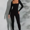 Delanie jumpsuit med fyrkantig halsringning och långa ärmar i svart Delanie jumpsuit med fyrkantig halsringning och långa ärmar i svart