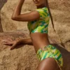 Delos Booty badshorts i grönt mönster Delos Booty badshorts i grönt mönster