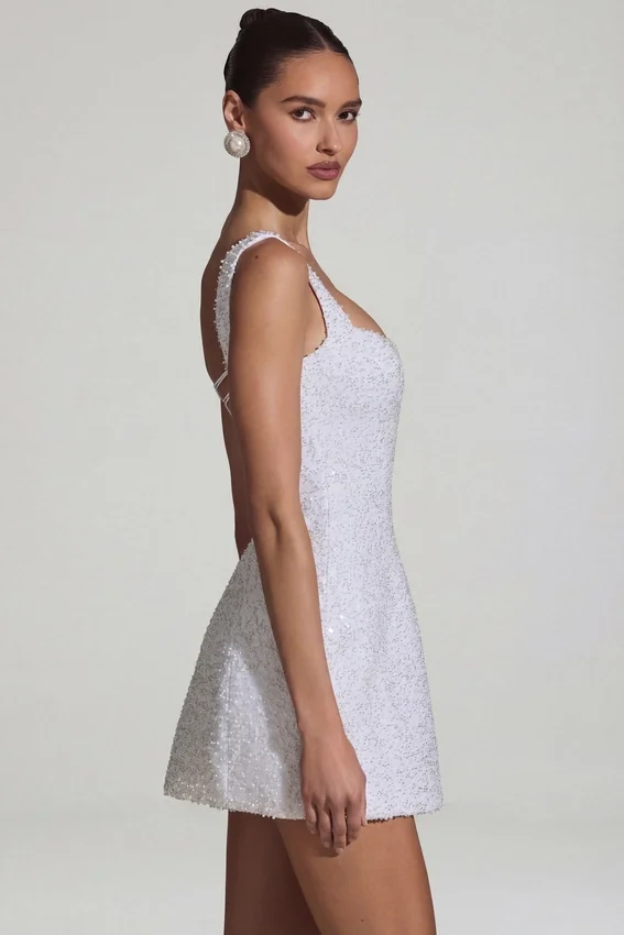Dominique Embellished Structured A-Line Miniklänning i vitt Dominique Embellished Structured A-Line Miniklänning i vitt