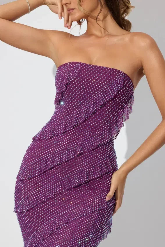 Dulce utsmyckad bandeau-maxiklänning med volanger i plommon Dulce utsmyckad bandeau-maxiklänning med volanger i plommon