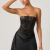 Eden Embellished Draped Strapless A-Line Miniklänning i svart Eden Embellished Draped Strapless A-Line Miniklänning i svart