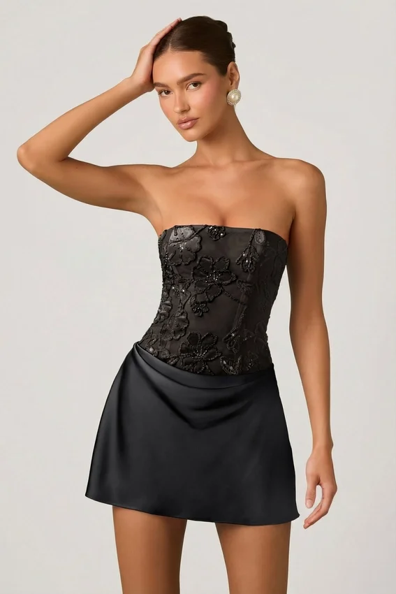 Eden Embellished Draped Strapless A-Line Miniklänning i svart Eden Embellished Draped Strapless A-Line Miniklänning i svart