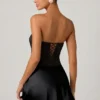 Eden Embellished Draped Strapless A-Line Miniklänning i svart Eden Embellished Draped Strapless A-Line Miniklänning i svart