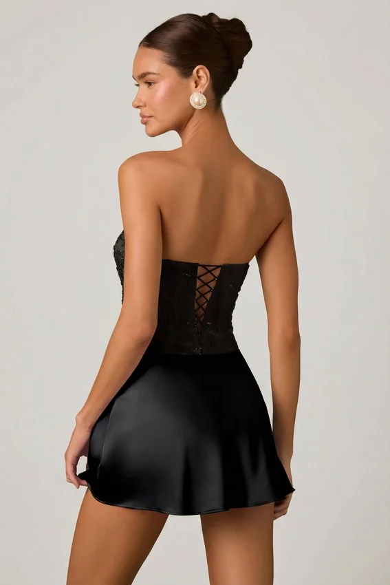 Eden Embellished Draped Strapless A-Line Miniklänning i svart Eden Embellished Draped Strapless A-Line Miniklänning i svart