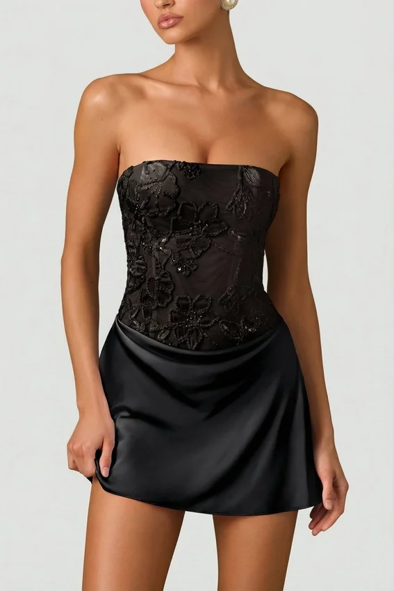 Eden Embellished Draped Strapless A-Line Miniklänning i svart Eden Embellished Draped Strapless A-Line Miniklänning i svart