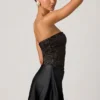 Eden Embellished Draped Strapless A-Line Miniklänning i svart Eden Embellished Draped Strapless A-Line Miniklänning i svart