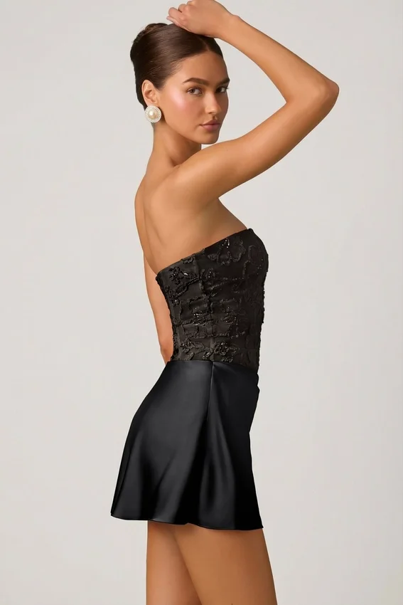 Eden Embellished Draped Strapless A-Line Miniklänning i svart Eden Embellished Draped Strapless A-Line Miniklänning i svart