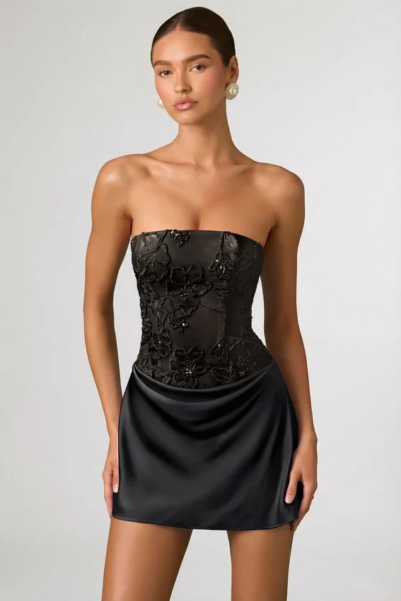 Eden Embellished Draped Strapless A-Line Miniklänning i svart Eden Embellished Draped Strapless A-Line Miniklänning i svart
