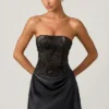 Eden Embellished Draped Strapless A-Line Miniklänning i svart Eden Embellished Draped Strapless A-Line Miniklänning i svart