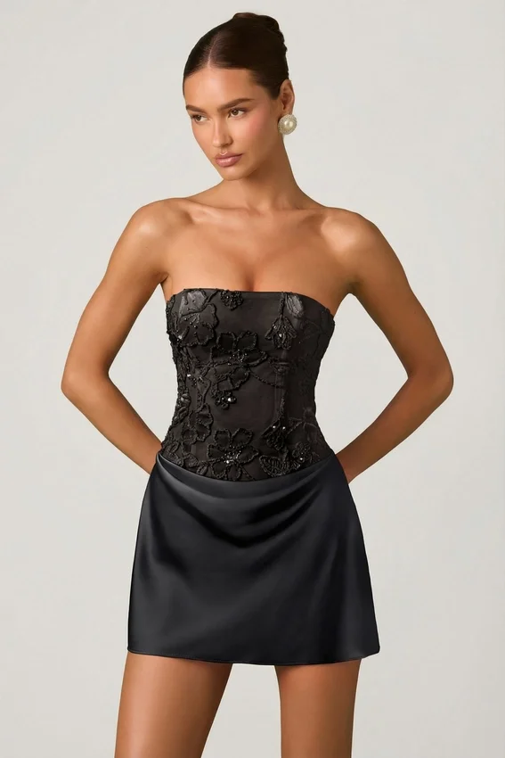 Eden Embellished Draped Strapless A-Line Miniklänning i svart Eden Embellished Draped Strapless A-Line Miniklänning i svart