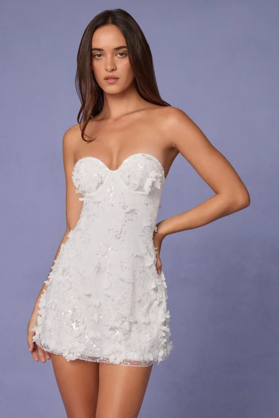 Edita Embellished Bandeau A-line Miniklänning i vitt Edita Embellished Bandeau A-line Miniklänning i vitt