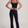 Elanie jumpsuit med rund halsringning och utsvängda ben i svart Elanie jumpsuit med rund halsringning och utsvängda ben i svart